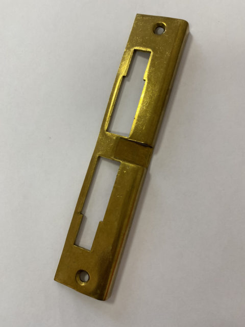 Планка ответная для замков серии 12011 широкая 06218.00.0